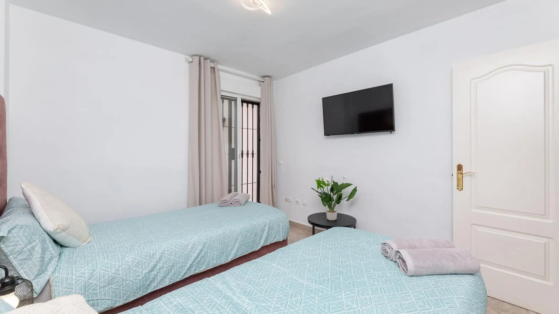 Дом отдыха Cozy 4 Bedroom Townhouse With Swimming Pool Марбелья Испания