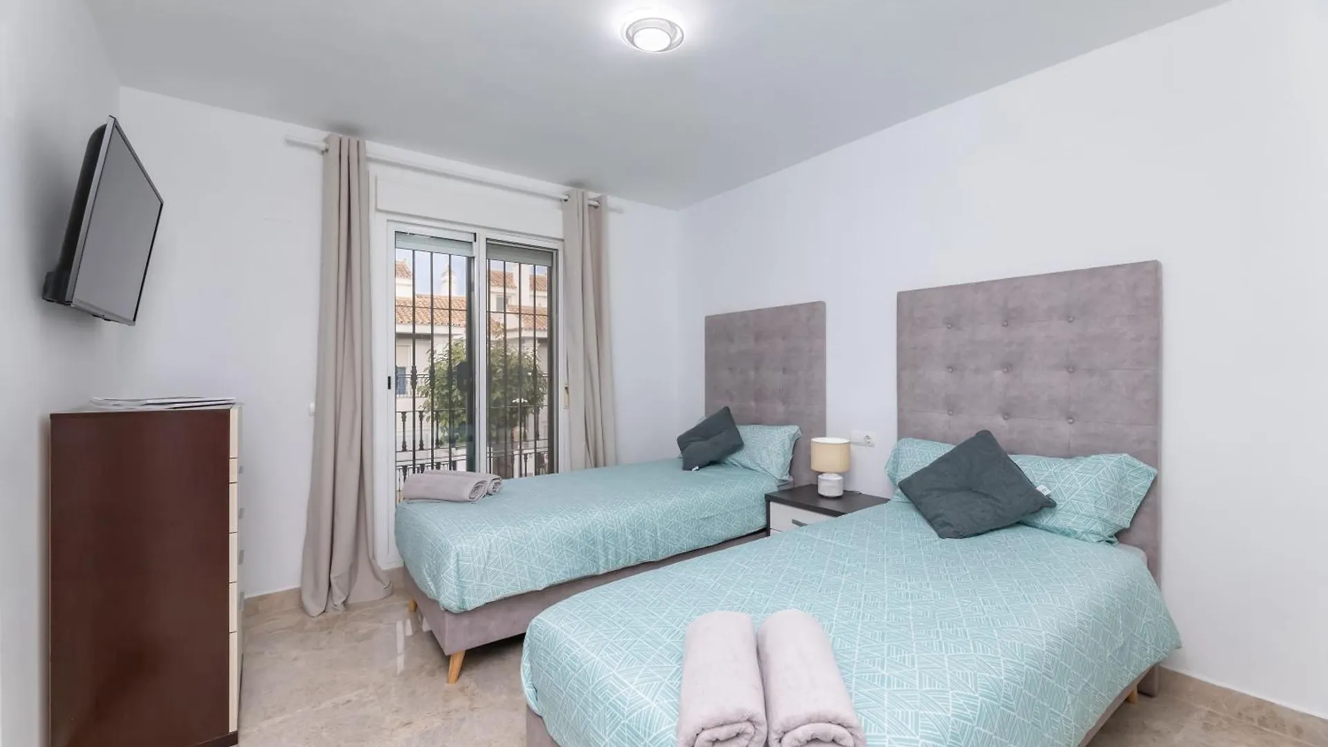 Дом отдыха Cozy 4 Bedroom Townhouse With Swimming Pool Марбелья